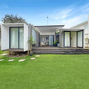  Holiday home Funky Beachfront House Opposite Kawana Surf Club